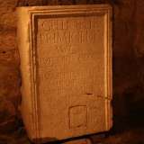 Ma ci sono prove che Bari abbia ospitato un teatro? Gli studiosi danno credito a un�epigrafe del II secolo che si trova nel succorpo della Cattedrale. Su questa lastra di marmo � incisa una dedica in latino a un ex schiavo di nome Lucio Gellio a cui venne concesso l�onore del bisellium, sedile onorifico per assistere agli spettacoli pubblici